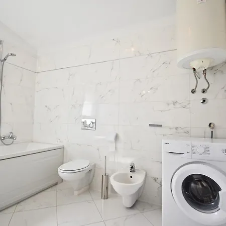 Delightful With 2 Bedrooms アパート Valbandon