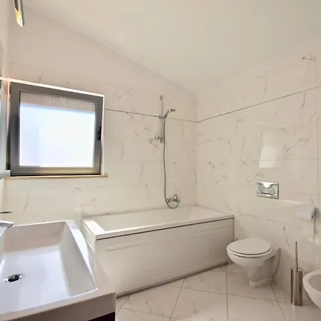 アパート Delightful With 2 Bedrooms Valbandon