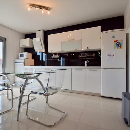 Delightful With 2 Bedrooms Apartman Valbandon