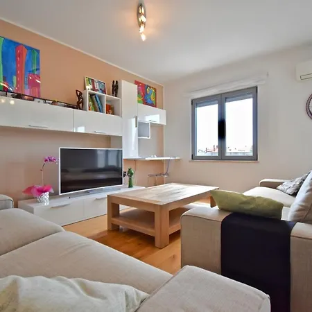 Delightful With 2 Bedrooms *