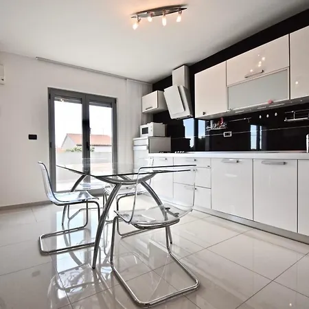 Delightful With 2 Bedrooms * Valbandon