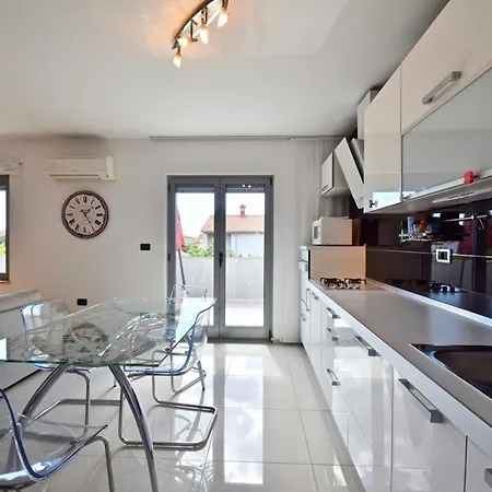 Delightful With 2 Bedrooms *