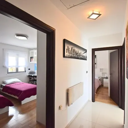 Delightful With 2 Bedrooms Valbandon