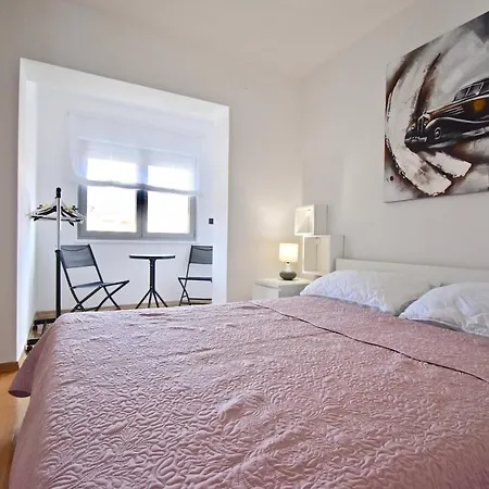 Delightful With 2 Bedrooms *