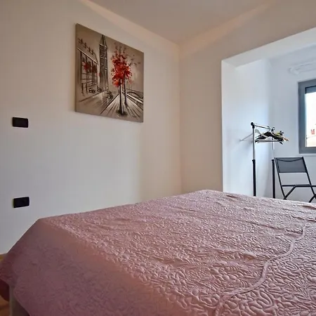 Delightful With 2 Bedrooms *